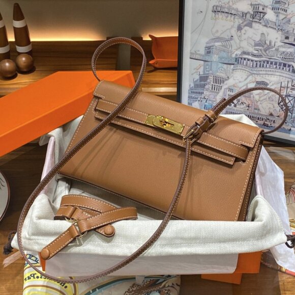 Premium Leather Crossbody Clutch | 2 Interchangeable Straps - Picture 4 of 7